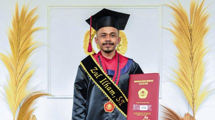 Zul Ilham saat wisudah S1 Teknik Elektro UNG, Kamis (27/6/24).