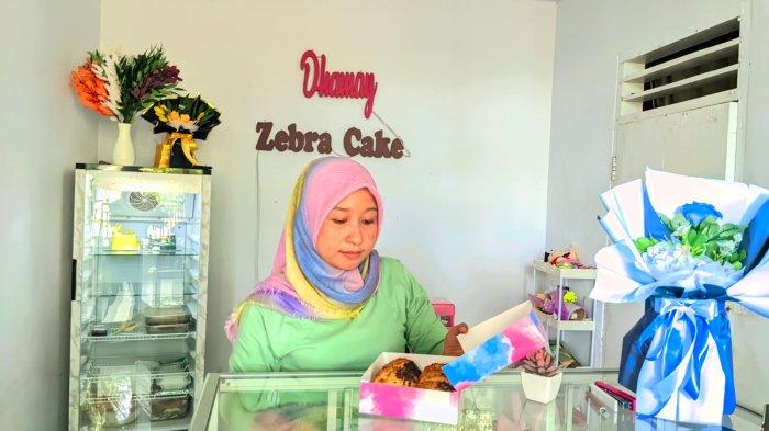 UMKM GORONTALO : Dhama Yanti Mahmud, Pemilik UMKM Dhamay Zebra Cake, Sabtu (12/4/2025). Dhamay menyalurkan hobi dan keahliannya lewat usaha.