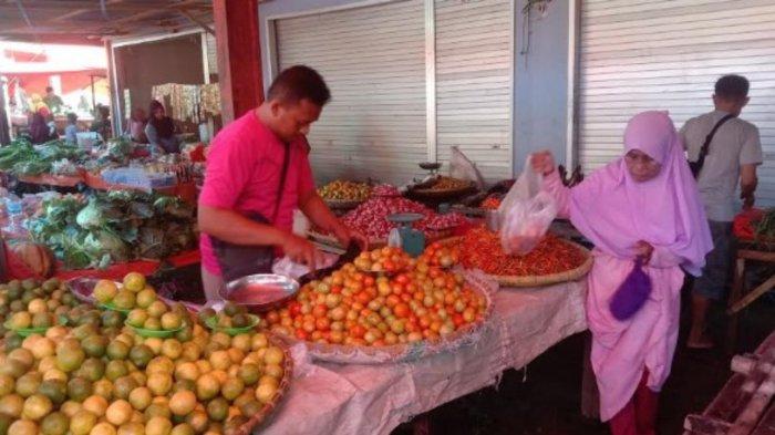 HARGA BAHAN POKOK - Potret komoditi cabai, tomat, dan bawang merah di Pasar Minggu, Desa Ombulodata, Kecamatan Kwandang, Kabupaten Gorontalo Utara, Minggu (1/6/2025). Beberapa komoditi ada yang mengalami kenaikan harga