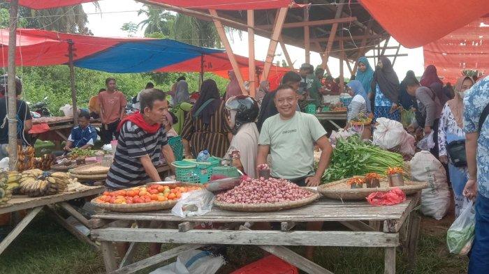 HARGA BAPOK - Beberapa Komoditi berupa tomat dan cabai di Pasar Jumat Gorontalo Utara, Jum'at (25/4/2025). Cabai di pasar ini dibanderol dengan harga Rp80 ribu per Kg dari sebelumnya Rp85 ribu