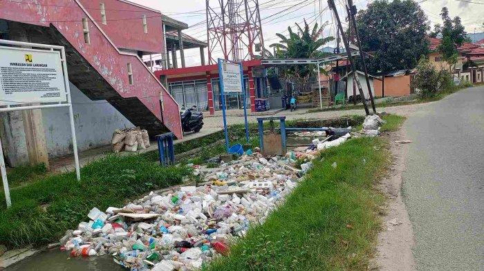 TUMPUKAN SAMPAH PLASTIK : Tumpukan sampah plastik yang menyumbat saluran drainase di Jalan Makassar, Kelurahan Dulalowo, Kota Tengah, Kota Gorontalo. Tumpukan sampah ini telah dikeluhkan warga karena menimbulkan bau busuk dan bisa menyebabkan banjir, Senin (17/2/2025).
