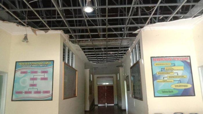 KONDISI KANTOR KESBANGPOL - Kantor Kesbangpol Kabupaten Gorontalo Utara rusak, atap bocor, plafon rusak, Senin (21/4/2025).
