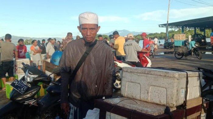 PENJUAL IKAN - Usman saat ditemui TribunGorontalo.com di TPI Gorontalo Utara, Kamis (17/4/2025). Usman membeli ikan segar yang akan dijualnya berkeliling.
