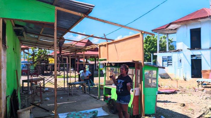 TERMINAL ANDALAS : Pedagang mulai membongkar lapak di Terminal Andalas Kota Gorontalo atas instruksi Wali Kota, Selasa (8/4/2025). Namun, mereka meminta pemerintah untuk menyediakan lahan baru untuk mereka berjualan.