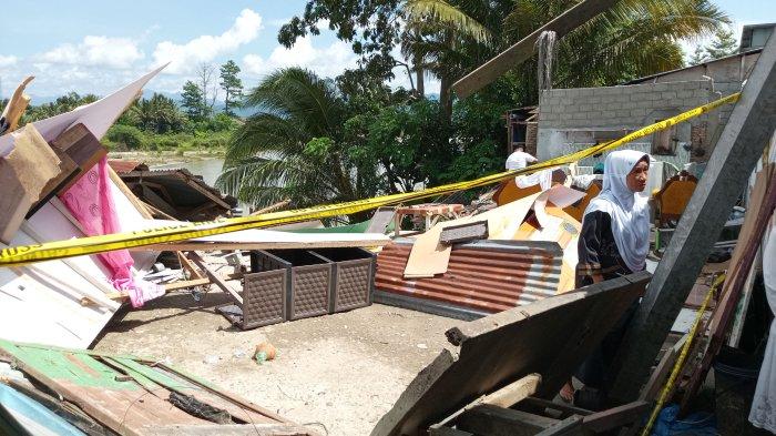 Longsor di Kota Gorontalo memakan dua orang korban, satu meninggal dunia dan satu dilarikan ke rumah sakit, Selasa (17/12/2024).