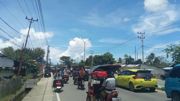 LEBARAN KETUPAT -- Kemacetan di Desa Yosonegoro, Kecamatan Limboto Barat, Kabupaten Gorontalo, Senin (7/4/2025). Masyarakat antusias berkunjung di desa ini, namun berbeda dengan Dicky Mohammad