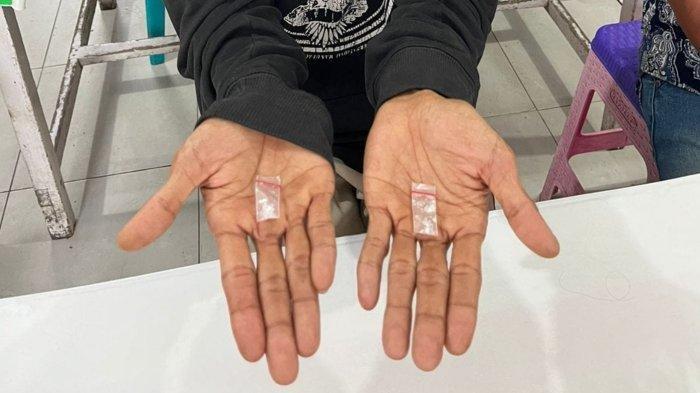 FOTO ARSIP - Seorang pria memperlihatkan dua saset narkoba.