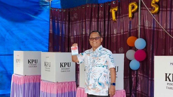 PSU GORUT - Calon Bupati nomor urut 2, Thariq Modanggu menyalurkan suaranya di TPS 1 Desa Molingkapoto, Kecamatan Kwandang, Gorontalo Utara, Sabtu (19/4/2025). Berikut fakta-fakta pelaksanaan PSU di Kabupaten Gorontalo Utara