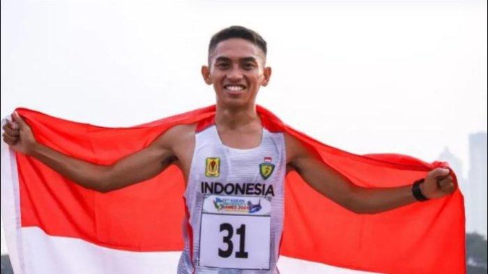 Pelari Indonesia Noveldi Petingko melakukan selebrasi usai berlomba pada final 10.000 meter putra ASEAN University Games (AUG) 2024 di Lapangan Atletik UNESA, Surabaya, Jawa Timur, Selasa (2/7/2024).