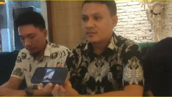 Pendamping hukum korban atas dugaan kekerasan seksual dan penganiayaan menunjukkan luka lebam yang dialami kliennya.