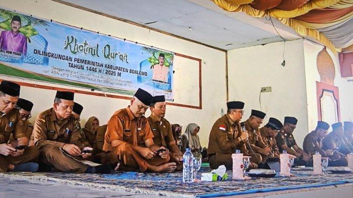 HATAM QURAN - Pemerintah Kabupaten Boalemo menggelar kegiatan hatam Quran bersama jajaran Organisasi Perangkat Daerah (OPD) dan Aparatur Sipil Negara (ASN) di Pendopo Kantor Bupati Boalemo, Selasa (8/4/2025) Hal itu untuk merealisasikan surat edaran dari MenPAN-RB untuk bekerja WFH, dan juga surat edaran bupati Boalemo soal kegiatan religius di wilayahnya.