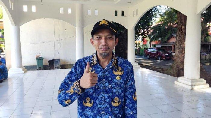 PPPK BOALEMO - Arif Monoarfa seusai diangkat sebagai PPPK di Boalemo, Senin (14/4/2025). Arif sebelumnya sudah menjadi tenaga honorer selama 14 tahun di Dinas Pendidikan dan Kebudayaan Kabupaten Boalemo