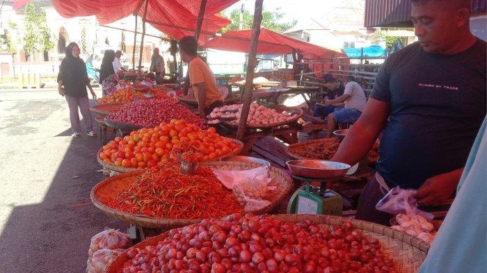 HARGA BAPOK - Beberapa Komoditi berupa tomat dan cabai di Pasar Minggu Gorontalo Utara, Minggu (27/4/2025). Cabai dan Minyak goreng di Pasar Minggu ini mengalami kenaikan harga.