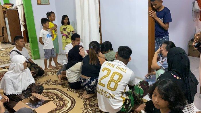 Suasana Rumah duka Sri Meyke Male, Korban Pesawat SAM Air yang berada di Jalan Kutai, Kelurahan Tamalate, Kecamatan Kota Timur, Kota Gorontalo Provinsi Gorontalo pada Minggu 20 Oktober 2024