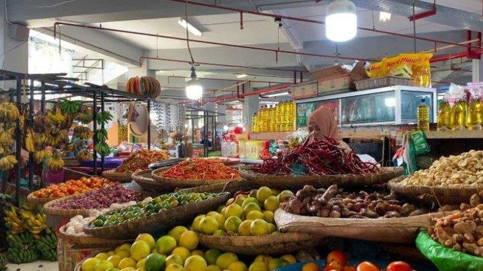 BAHAN POKOK -- Salah satu pedagang bahan pokok di Pasar Sentral Kota Gorontalo, Selasa (3/6/2025). Harga bahan pokok di pasar ini masih stabil tapi pembeli sepi.