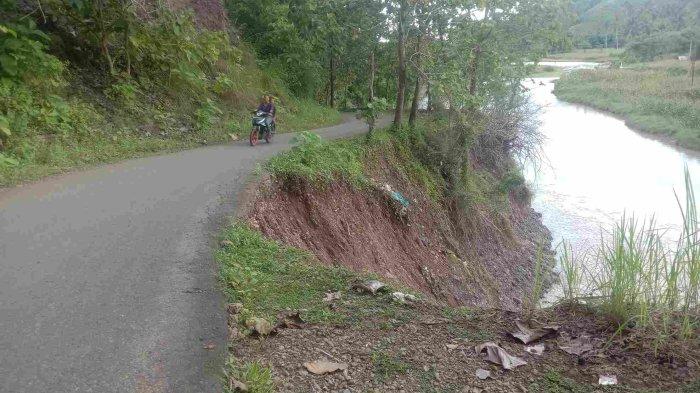 JALAN TERANCAM PUTUS - Jalan yang menjadi Akses menuju Desa Bualemo, Kec Kwandang, Kab Gorontalo Utara, Provinsi Gorontalo terancam longsor Kamis (30/1/2025).