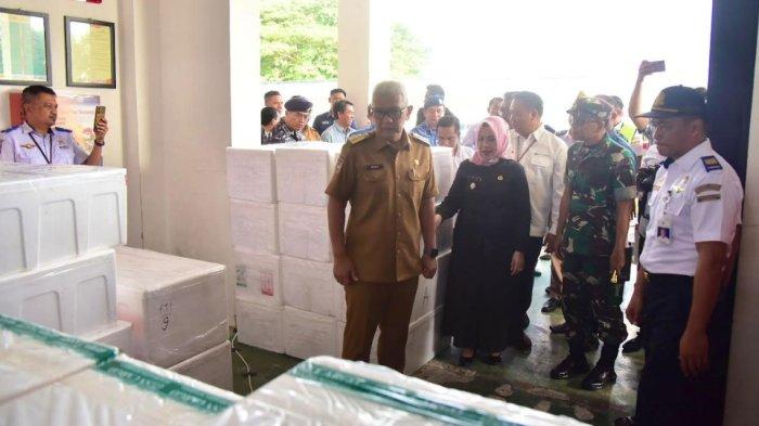 Pj Gubernur Gorontalo Rudy Salahuddin, didampingi Pj Bupati Gorontalo Utara Silla Botutihe dan Forkopimda lainnya saat meninjau produk perikanan yang akan di ekspor ke tiga negara tujuan, Senin, (28/10/2024).