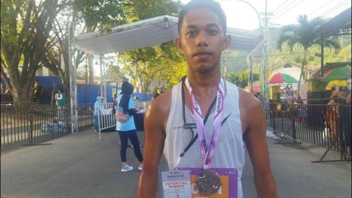 Moh Hadrin Mahdang hanya membutuhkan waktu 15 menit untuk menyelesaikan lomba Gorontalo Half Marathon, Minggu (27/10/2024).