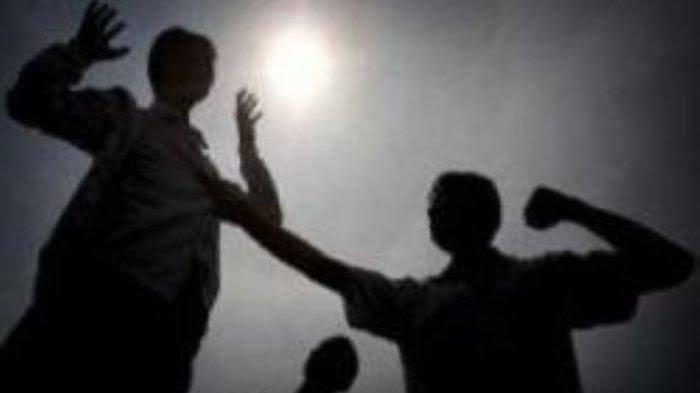 PENGEROYOKAN -- Ilustrasi pengeroyokan. Seorang polisi dikeroyok oleh oknum Satpol PP Kota Gorontalo.