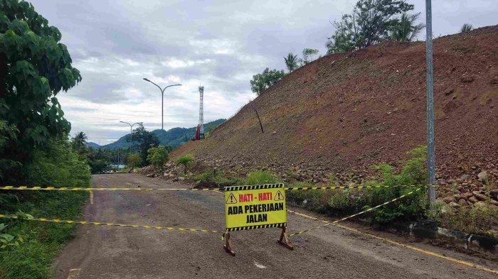 TEBING RAWAN LONGSOR - Perbaikan tebing yang rawan longsor di Jalan Trans Sulawesi, Desa Hungayonaa, Kecamatan Tilamuta, Kabupaten Boalemo, Senin (2/6/2025).