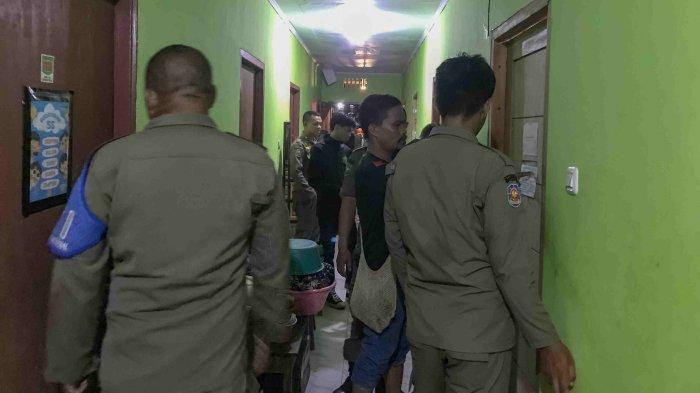 RAZIA DI KOTA GORONTALO -- Satpol PP Kota Gorontalo saat melakukan razia pekat, Sabtu malam (31/5/2025). Satu pasang ditemukan bersembunyi dalam lemari di salah satu indekos di Kota Gorontalo.