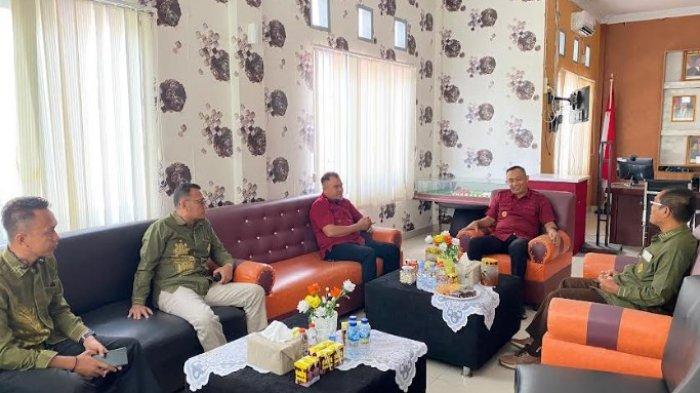 UT Gorontalo -- Universitas Terbuka (UT) Gorontalo audiens dengan Kepala Lembaga Permasyarakatan (Lapas) Pohuwato, Tristiantoro Adi Wibowo. Direktur UT Gorontalo, Safriansyah didampingi Manager Marketing Burhan Mohamad dan Staf Marketing menawarkan pendidikan bagi para napi