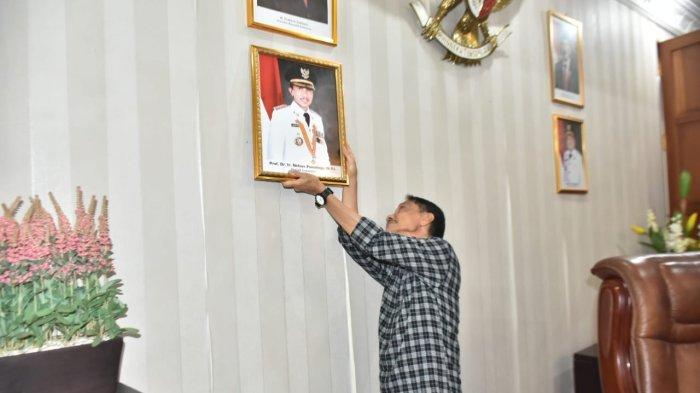NELSON POMALINGO : Bupati Gorontalo, Nelson Pomalingo, saat berkemas barang di ruang kerjanya, Rabu (19/2/2025). Nelson Pomalingo mulai berkemas barang di hari terkahir masa jabatannya.