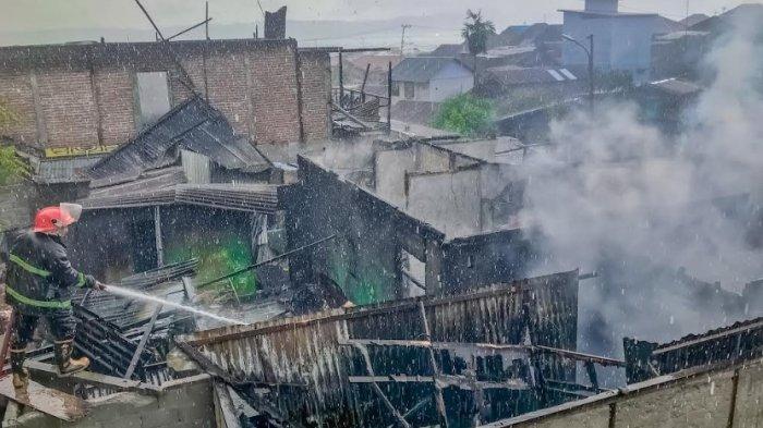 KEBAKARAN -- Proses pemadaman Dua unit rumah di Lingkungan Lima, Kelurahan Tenda, Kota Barat, Kota Gorontalo Provinsi Gorontalo, Senin (12/5/2025). Kebakaran ini nyaris menelan korban seorang nenek berusia sekitar 80 tahun