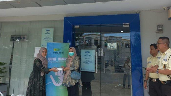 PEGADAIAN - Pegadaian Area Gorontalo bagi makanan kepada masyarakat sekitar melalui program 'Mengetuk Pintu Langit'.