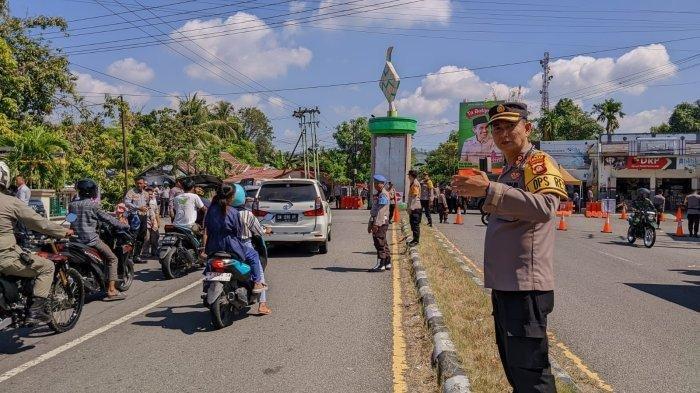 TRIBUNGORONTALO/HERJIANTO TANGAHU
Kapolres Gorontalo AKBP Deddy Herman saat mengatur arus lalu lintas di Tugu Ketupat, Desa Yosonegoro, Kecamatan Limboto Barat, Kabupaten Gorontalo pada Rabu (17/4/2024). Di lebaran Ketupat tahun 2025 Dirlantas Polda Gorontalo menyiapkan tiga jalur alternatif