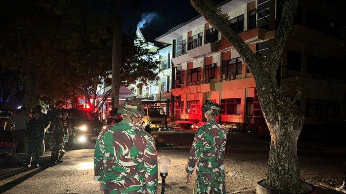 Personil Tentara saat membantu memadamkan api di Polda Gorontalo.