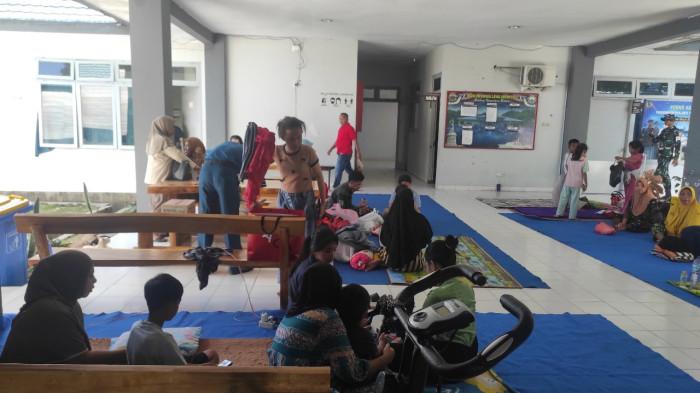 suasana pengungsi dari peringatan dini tsunami di pesisir Kelurahan Leato  dddd