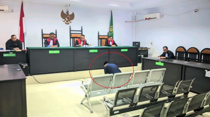 VONIS HAKIM - Potret ketika Hamim Pou yang hendak sujud syukur usai mendengar vonis Hakim tak bersalah, Rabu (23/7/2025). Lalu teriakan peserta sidang pun menyusul bergema di dalam ruangan dan luar ruangan sidang. 