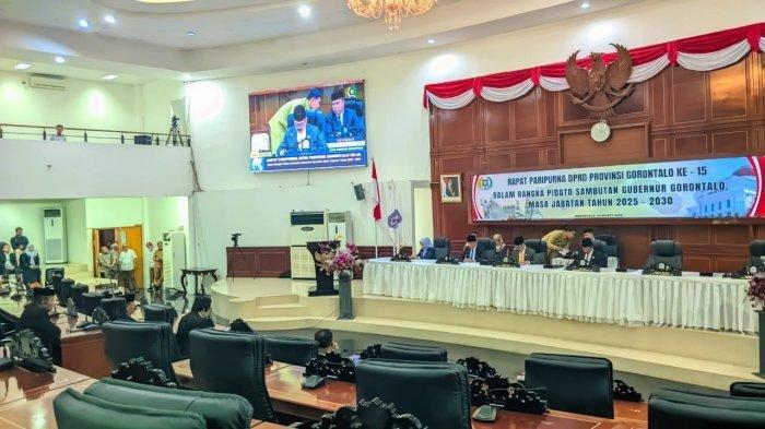 SIDANG PARIPURNA -- Sidang paripurna DPRD Provinsi Gorontalo hari ini, Senin (10/3/2025) hanya dihadiri 15 anggota dari total 45.