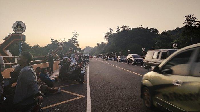 Warga padati terowongan di Gorontalo Outer Ring Road (GORR), Sabtu 27/7/2024).