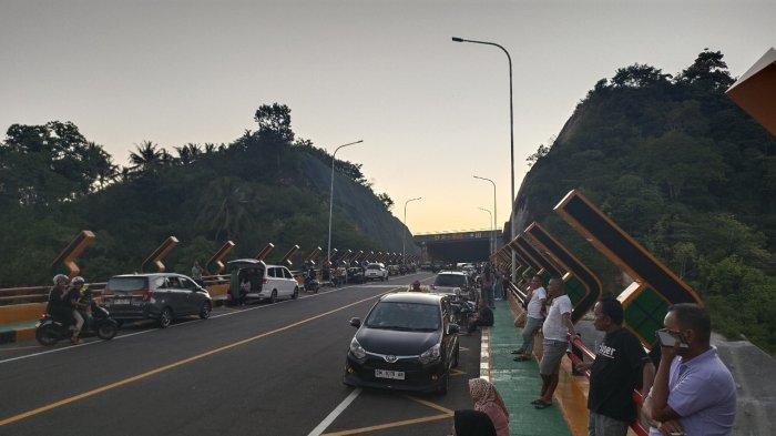 Warga padati terowongan di Gorontalo Outer Ring Road (GORR), Sabtu 27/7/2024).