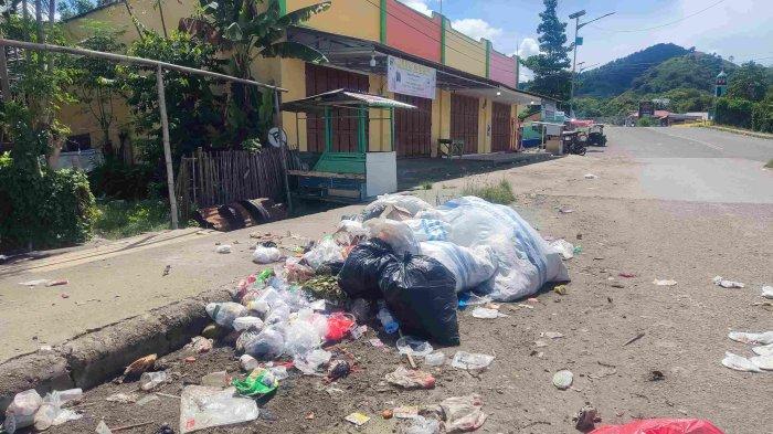 SAMPAH - Sampah didepan Pasar Tradisional Tilamuta, Kabupaten Boalemo menggunung bahkan hingga menutupi setengah jalan trans Sulawesi, Senin (1/4/2025). Warga pun mengeluhkan masalah kebersihan lingkungan di Hari Kedua Lebaran.