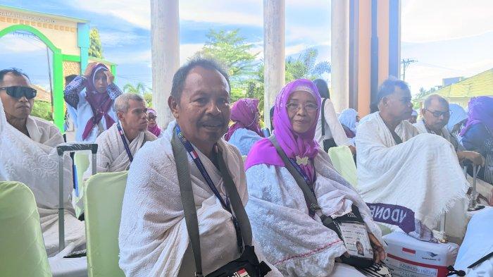 CALON JAMAAH HAJI : Halim Umar, saat ditemui TribunGorontalo.com di Asrama haji Gorontalo, Selasa (21/5/2025). Halim Umar sebagai seorang Pengusaha Bantal di Kelurahan Huangobotu, Kecamatan Dungingi, Kota Gorontalo sukses naik haji.