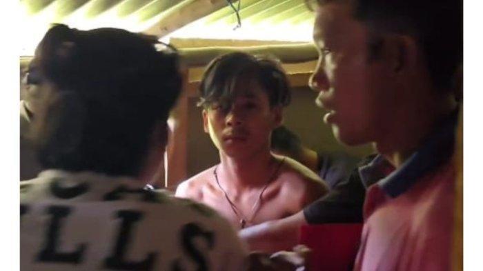 Pelaku Saat Diamankan Polisi - Marah Ibunya Dianiaya di Tempat Ramai, Pemuda di OKU Timur Siram Pelaku Pakai Air Keras Hingga Tewas