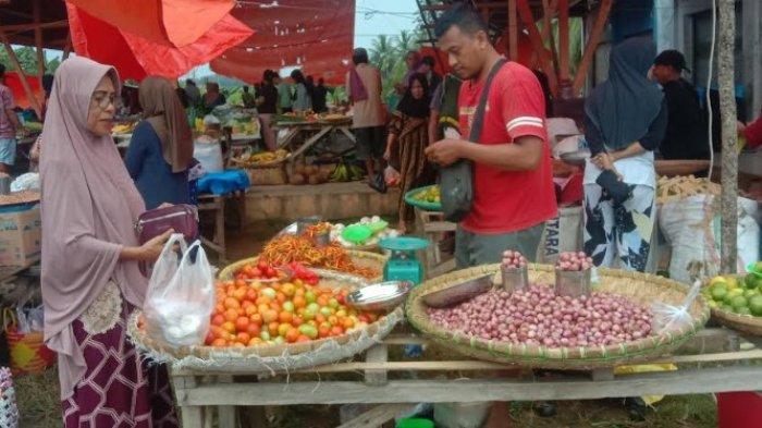HARGA BAPOK - Beberapa Komoditi berupa tomat dan cabai di Pasar Minggu Gorontalo Utara, Jum'at (25/4/2025). Harga bahan pokok ini mengalami penurunan harga khususnya cabai Rp 80 ribu per kg.