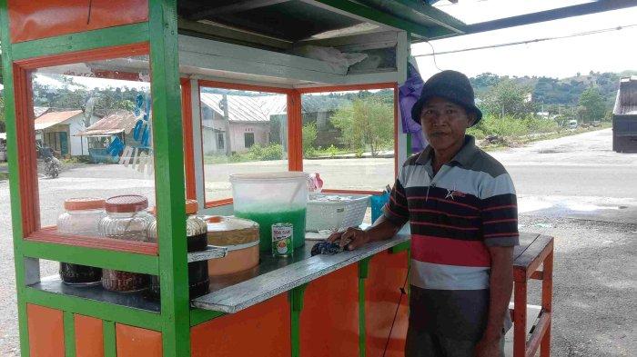 Umar Hamka Sedang menjual Es cendol di Gorontalo Utara Jum'at (24/1/2025)