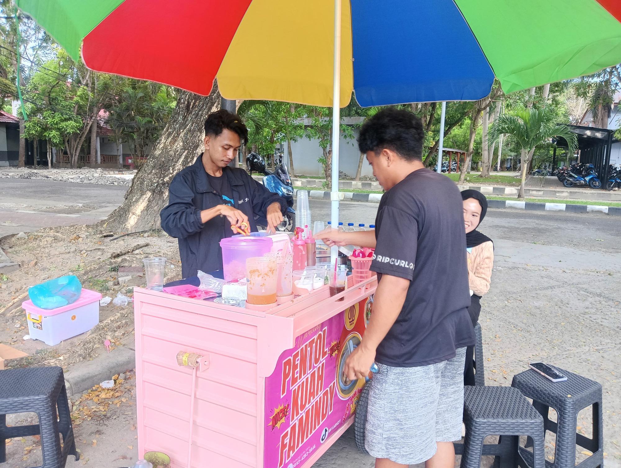 Fatmit Abdullah Mahasiswa S2 Jualan Pentol Kuah di Kota Gorontalo ...
