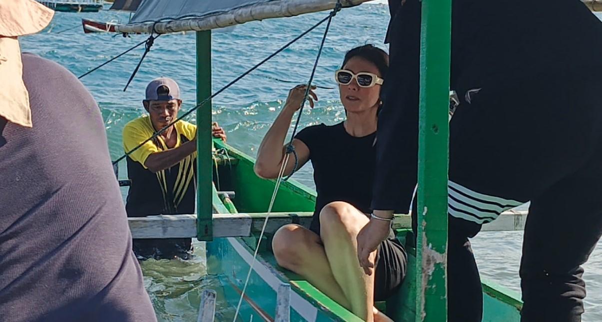 Viral! Wulan Guritno Kagetkan Penduduk Lokal Saat Berenang Bersama Paus Hiu di Gorontalo