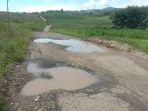 Kondisi-jalan-berlubang-di-Desa-Botuwombato.jpg