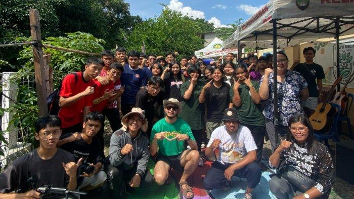 Aksi mengecat jalan di disekitar kampung Kelurahan Punggawan