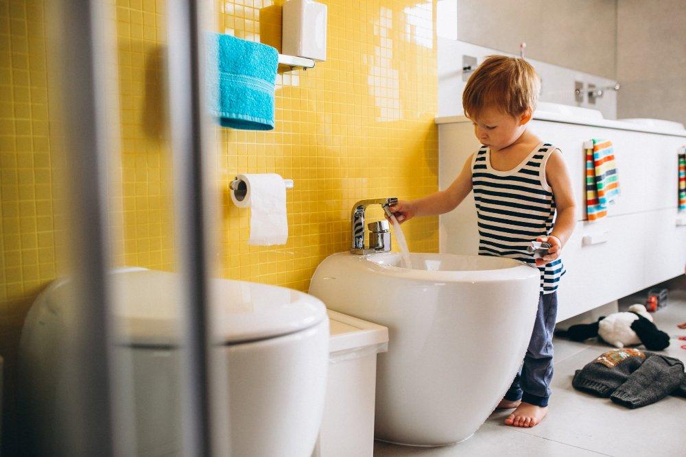 Ilustrasi toilet training pada anak, lakukan secara konsiten agar anak terbiasa