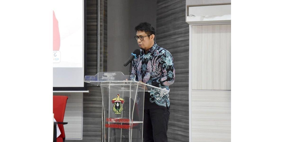 Irfan Sugianto, drg., M.Med.Ed., Ph.D., Sp.RKG selaku Dekan FKG Unhas