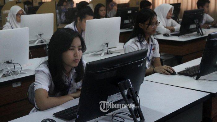ILUSTRASI tes minat bakat - SISWA SMK - FOTO ARSIP Sejumlah siswa SMAN 3 mengikuti Ujian Nasional Berbasis Komputer (UNBK) sesi II di SMAN 3, Setiabudi, Jakarta, Senin (10/4/2017). Terbaru, Siswa Sekolah Menengah Kejuruan (SMK) direncanakan untuk menambah masa studinya.