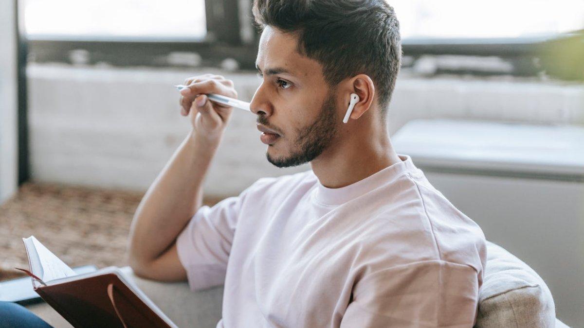 Ilustrasi penggunaan True Wireless Stereo (TWS) atau earphone bluetooth