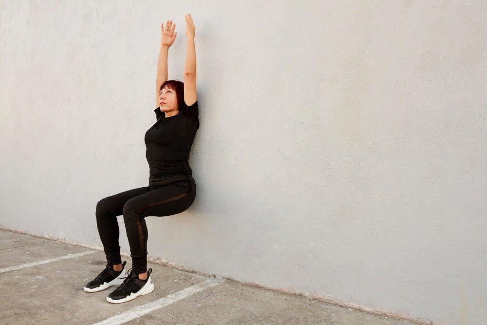 Olahraga wall sit dengan memanfaatkan tembok, cocok untuk turunkan berat badan